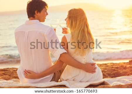 beautiful girls kissing on beach №200717 beautiful girls kissing on beach № 200716