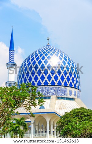  - stock-photo-masjid-sultan-salahuddin-abdul-aziz-in-shah-alam-malaysia-151462613