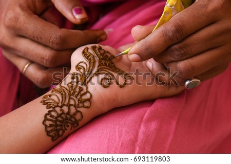 artist applying beautiful henna tattoo arabic stock photo artist applying beautiful henna tattoo arabic stock photo