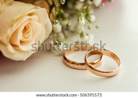 wedding rings lie on a beautiful wedding bouquet wedding rings lie on a roses - Beautiful Wedding Ring wedding rings lie on a beautiful wedding bouquet wedding rings lie on a roses - Beautiful Wedding Ring